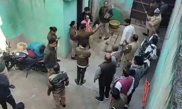 कासगंज में एक ही परिवार के पांच सदस्यों ने की आत्महत्या