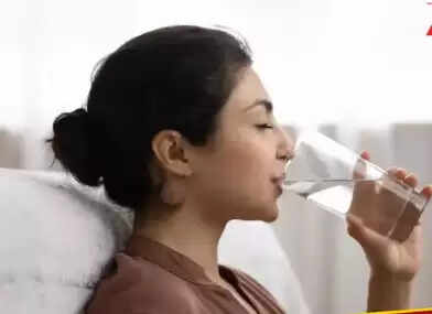 सुबह गर्म पानी पीने के अद्भुत लाभ
