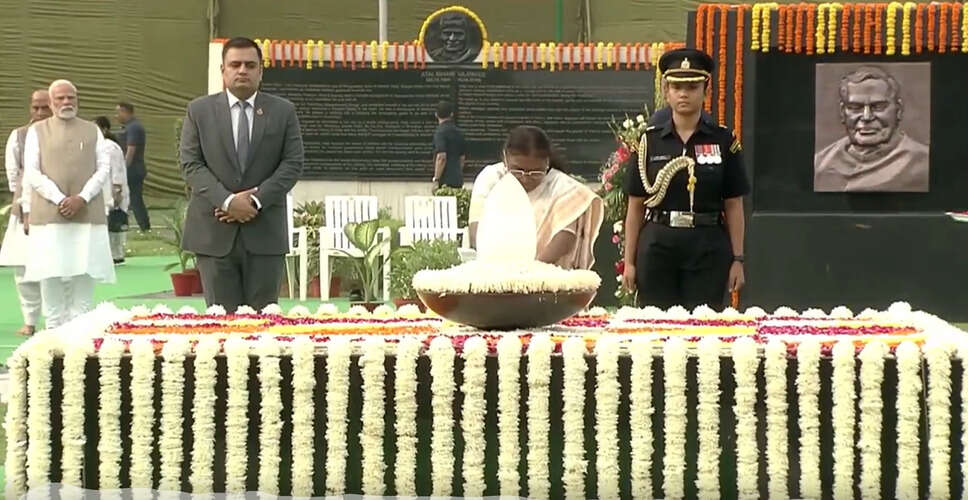 अटल बिहारी वाजपेयी की पुण्यतिथि पर श्रद्धांजलि अर्पित करते राष्ट्रपति और प्रधानमंत्री