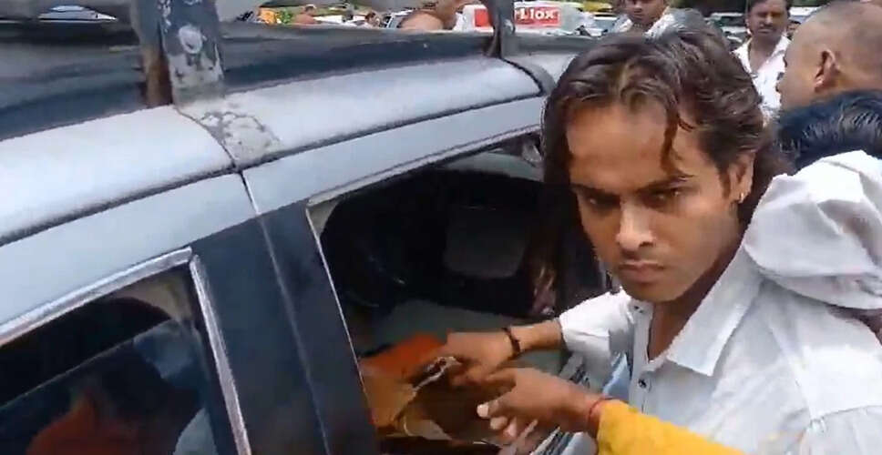 आगरा में ताजमहल के पास बुजुर्ग की कार में बंधी हुई स्थिति में मिली