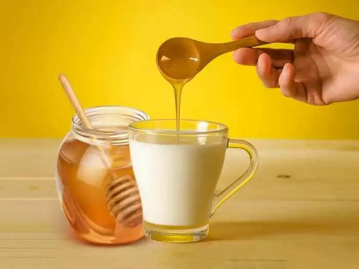 पुरुषों के लिए दूध और शहद: स्वास्थ्य के लिए लाभकारी ड्रिंक