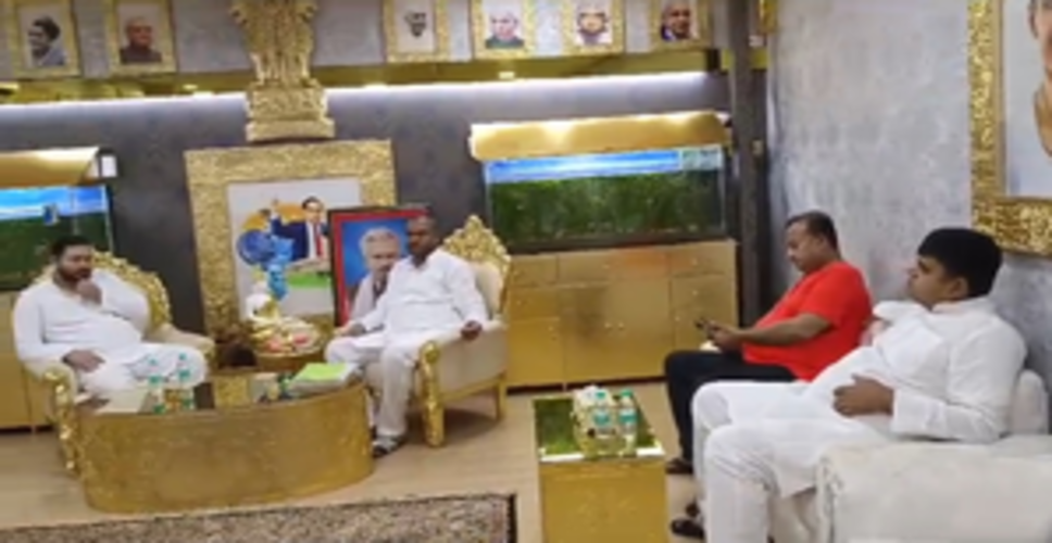 मुकेश सहनी के घर पहुंचे तेजस्वी यादव, कानून-व्यवस्था को लेकर नीतीश सरकार पर बोला हमला
