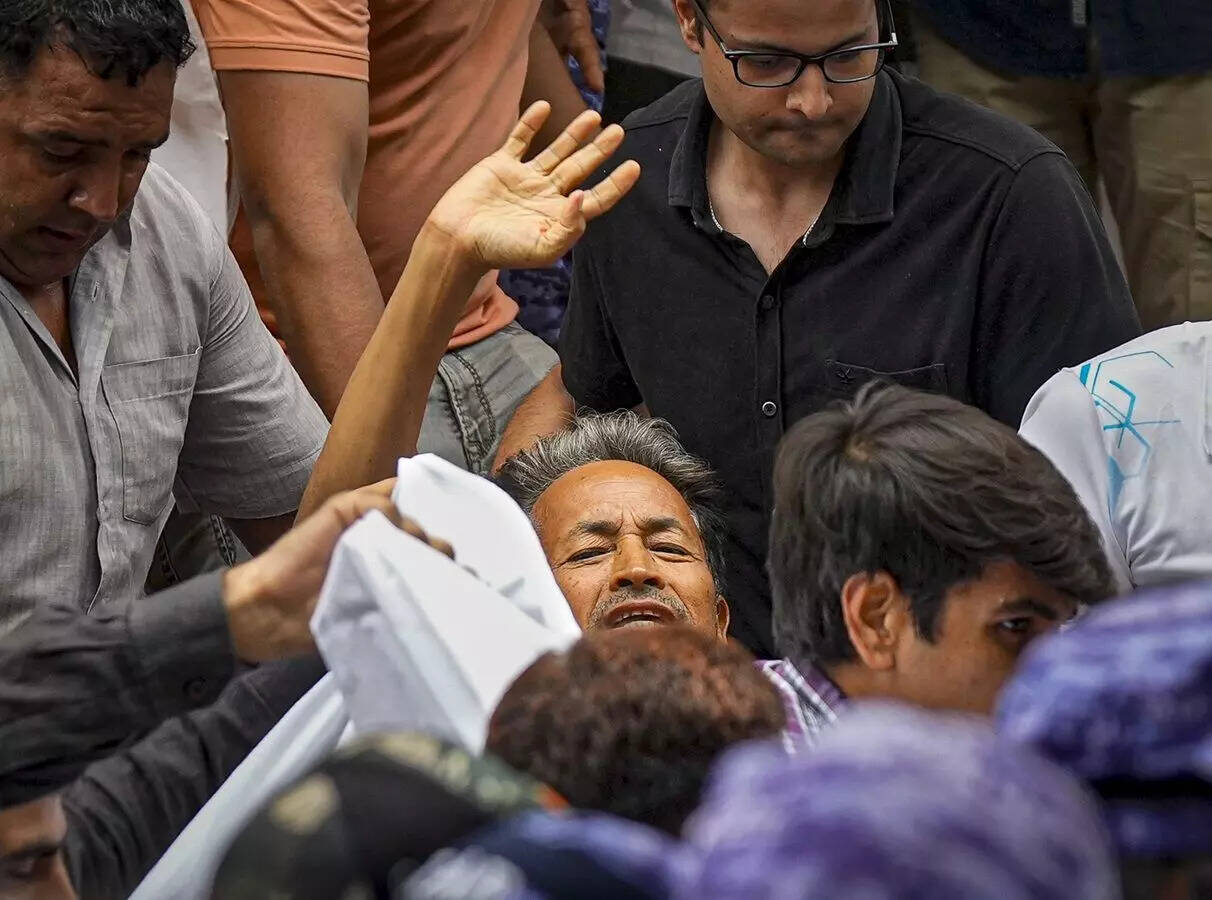 सोनम वांगचुक के अस्पताल में भर्ती होने के बाद अभिजीत दीपके ने शुरू की अनिश्चितकालीन भूख हड़ताल