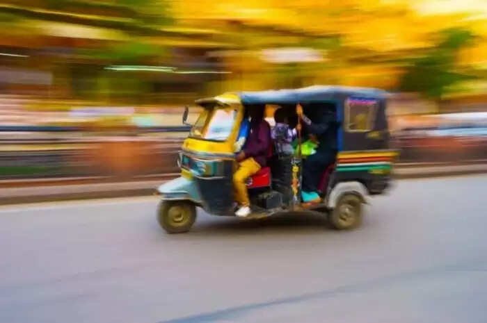 ईमानदार ऑटोरिक्शा चालक ने लौटाया 2.6 लाख रुपये का बैग