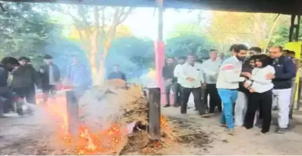 मध्यप्रदेश में बेटियों ने पिता का अंतिम संस्कार किया, भावुक कर देने वाला दृश्य