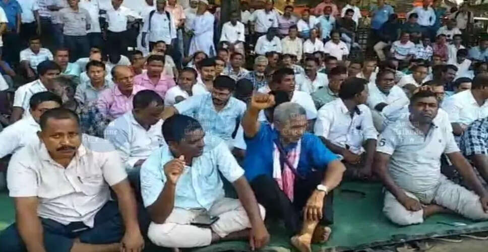गुवाहाटी में शिक्षकों की मान्यता के लिए भूख हड़ताल