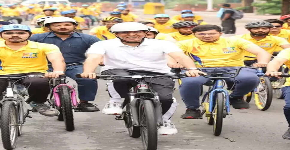 केंद्रीय मंत्री मनसुख मांडविया ने लिया 'फिट इंडिया संडे ऑन साइकिल' में हिस्सा, अभिनेत्री शरवरी वाघ रहीं मौजूद