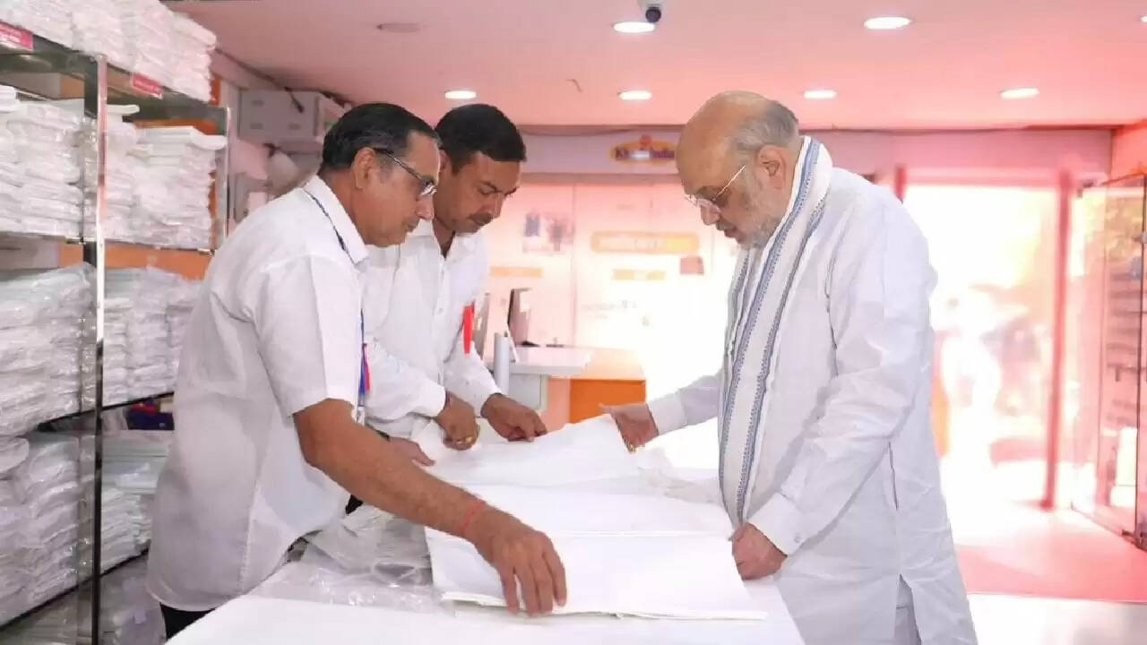 अमित शाह ने गांधी जयंती पर खादी को दी नई ऊर्जा, विशेष छूट की घोषणा