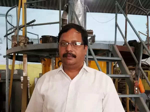 प्लास्टिक कचरे से पेट्रोल बनाने वाले इंजीनियर की अनोखी पहल