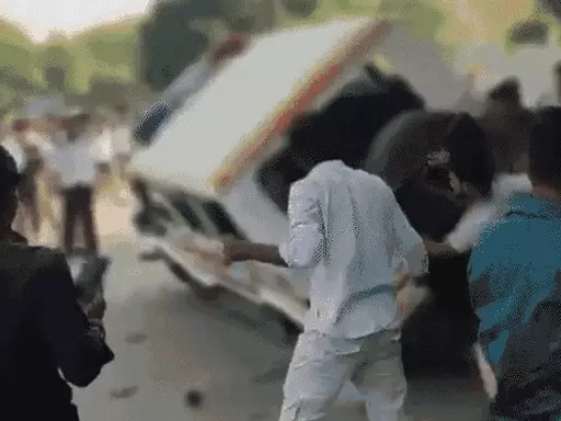 नोएडा में फैक्ट्री कर्मचारियों का प्रदर्शन हिंसक हुआ