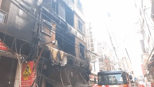 दिल्ली में आग से 9 लोगों की मौत, सुरक्षा मानकों की अनदेखी पर सवाल