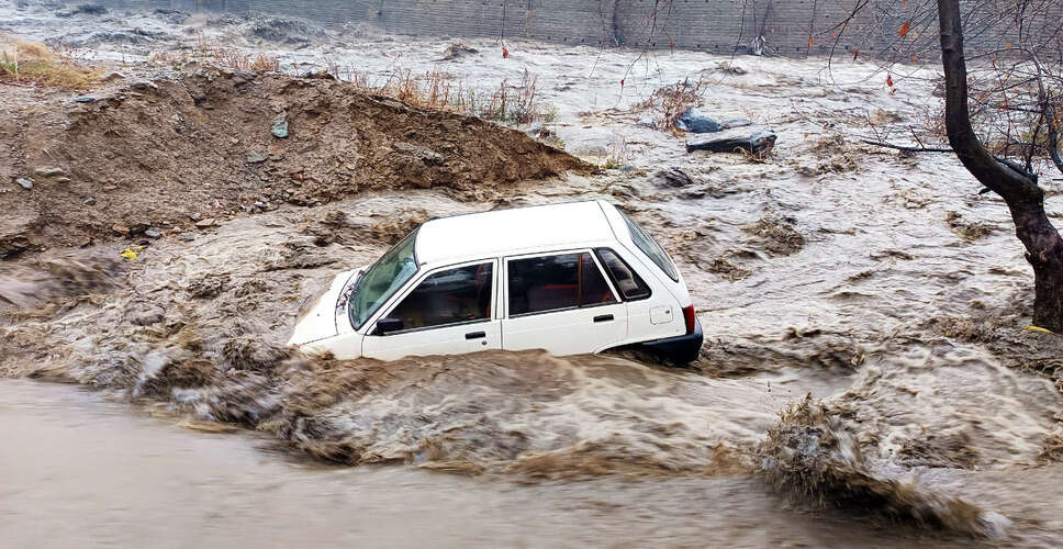 हिमाचल प्रदेश में बारिश से भूस्खलन और बाढ़ का खतरा, 250 सड़कें बंद