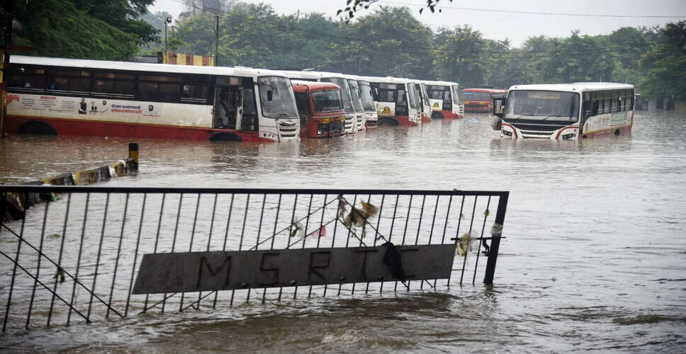 सिक्किम में बाढ़ से प्रभावित पर्यटकों की सुरक्षित निकासी