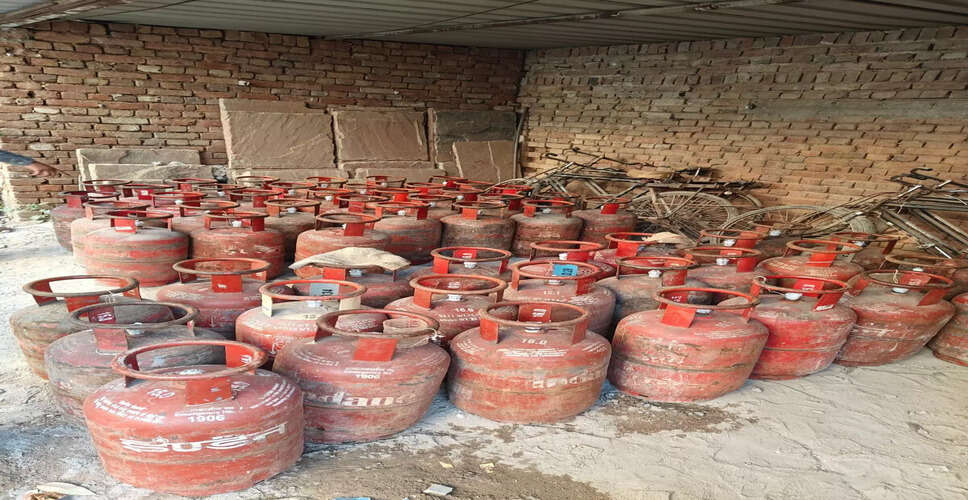 दिल्ली पुलिस ने अवैध LPG रैकेट का भंडाफोड़ किया, 183 गैस सिलेंडर जब्त