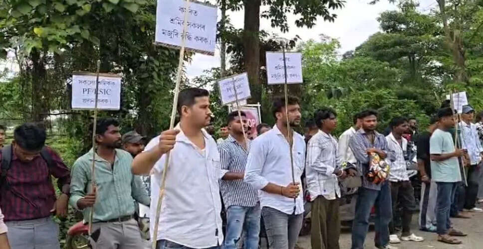 चाबुआ एयरफोर्स स्टेशन के ठेका श्रमिकों का प्रदर्शन: वेतन और सुरक्षा के लिए उठी आवाज़