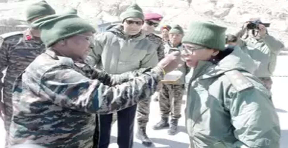 जवानों का मनोबल बढ़ाने सियाचिन बेस कैंप पहुंचीं राष्ट्रपति द्रौपदी मुर्मू