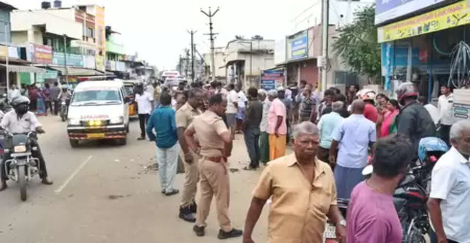 कोयंबटूर में सड़क हादसा, लॉरी की चपेट में आई महिला की मौके पर मौत