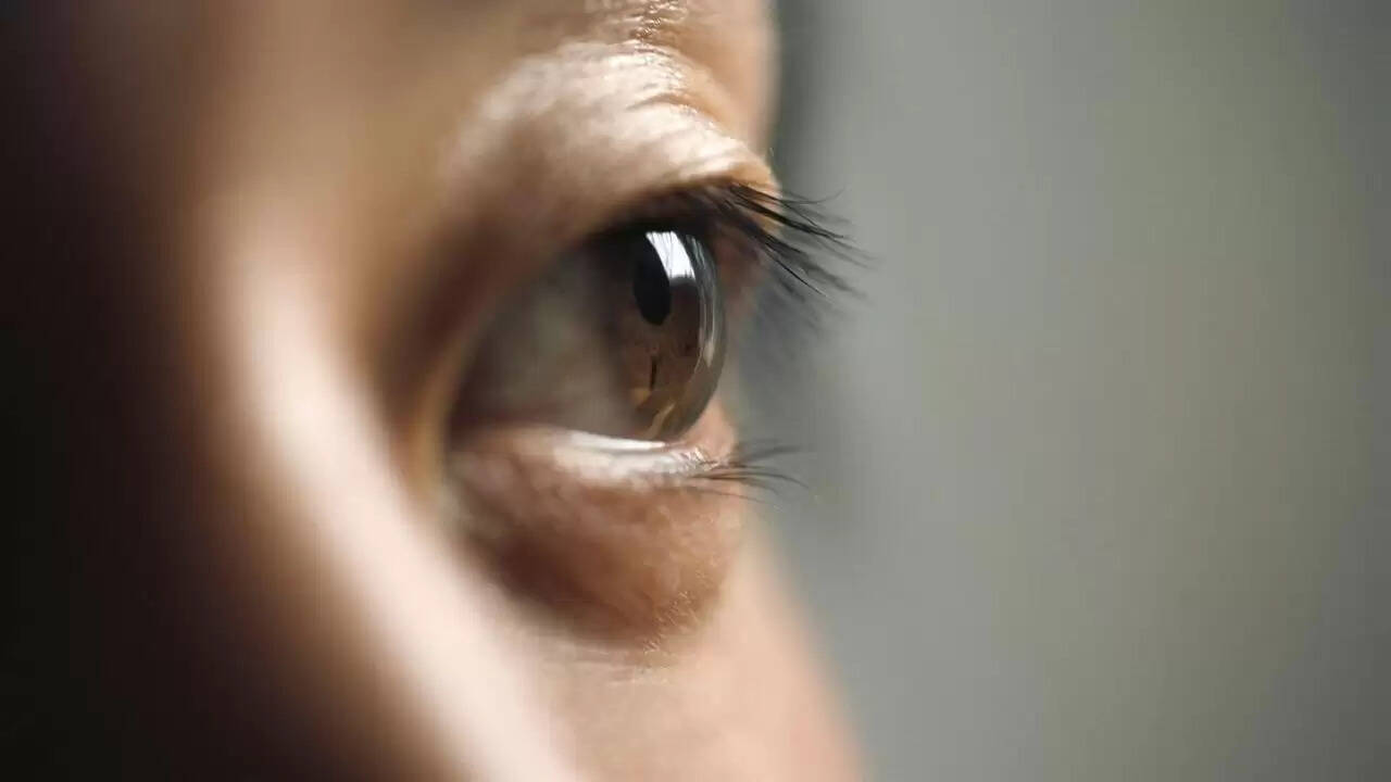 सुबह आंखों से पानी आने के कारण और उपाय: जानें विशेषज्ञ की राय