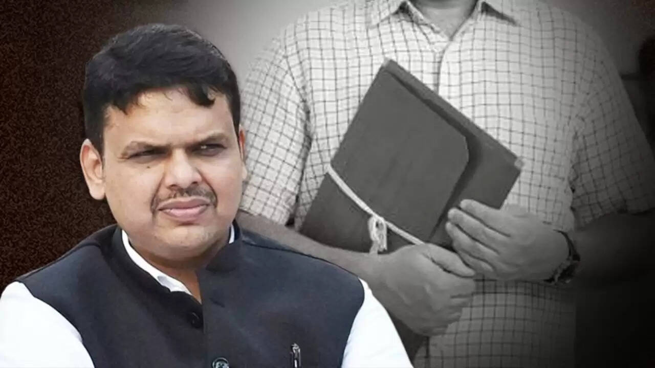 महाराष्ट्र सरकार का नया आदेश: अधिकारियों को नेताओं के सम्मान में खड़ा होना होगा