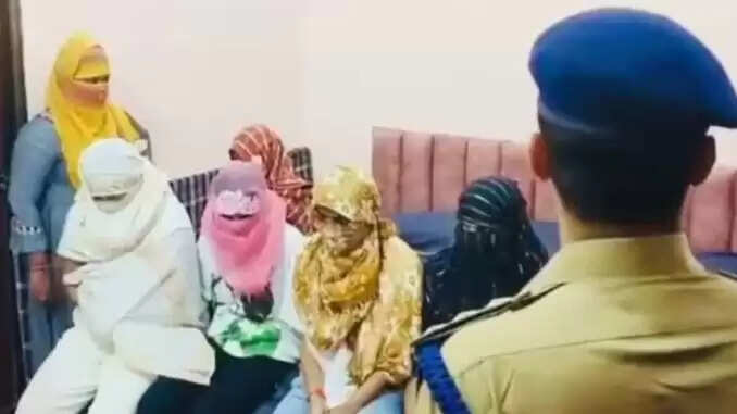 वाराणसी में सेक्स रैकेट का भंडाफोड़, 17 लोग गिरफ्तार