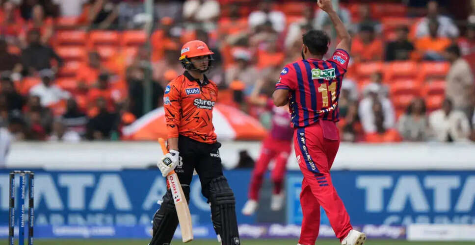 मोहम्&zwj;मद शमी की शानदार गेंदबाजी ने SRH को किया परेशान