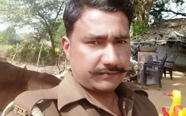 पुलिसकर्मी की अनोखी छुट्टी की अर्जी ने सबको किया हैरान