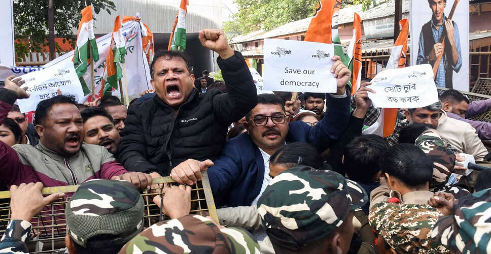 कांग्रेस का असम में मतदाता सूची में अनियमितताओं के खिलाफ प्रदर्शन