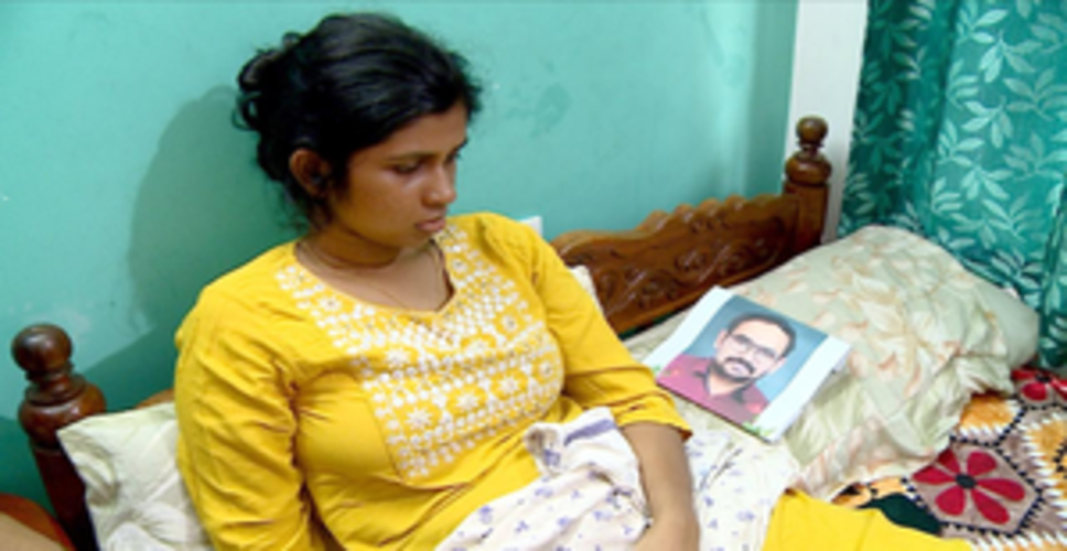 केरल : परिवार वालों का एयर इंडिया पर फूटा गुस्सा, कार्यालय के बाहर शव रखकर प्रदर्शन
