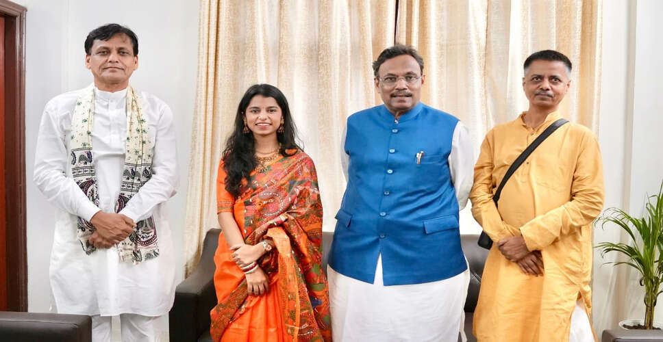 मैथिली ठाकुर की भाजपा नेताओं से मुलाकात, दरभंगा से चुनाव लड़ने की अटकलें
