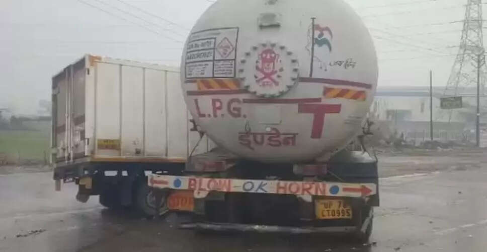 एलपीजी टैंकर और पिकअप की टक्कर से हुआ बड़ा हादसा, गैस रिसाव से मची अफरा-तफरी
