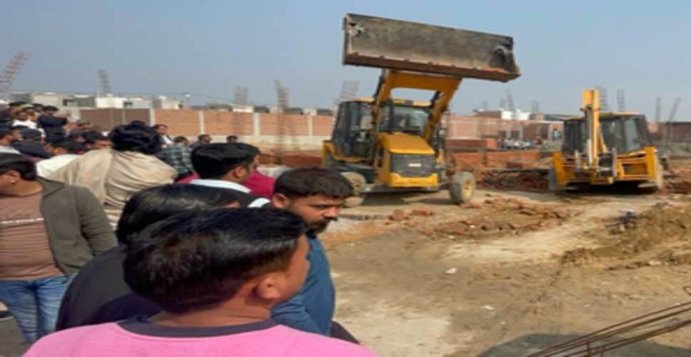 ग्रेटर नोएडा में अवैध रूप से काटी जा रही कालोनी पर चला प्राधिकरण का बुलडोजर