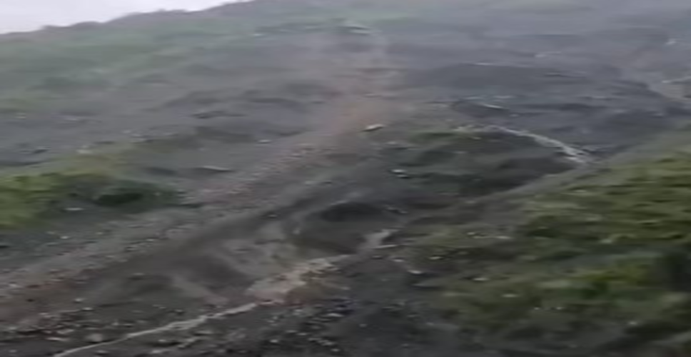 उत्तराखंड में भारी बारिश के बाद भूस्खलन से राष्ट्रीय राजमार्ग पर यातायात ठप