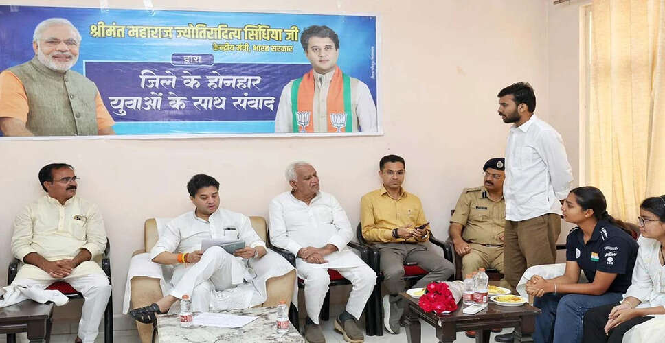 ज्योतिरादित्य सिंधिया ने अशोकनगर के युवाओं से किया संवाद, साझा किए सफलता के मंत्र