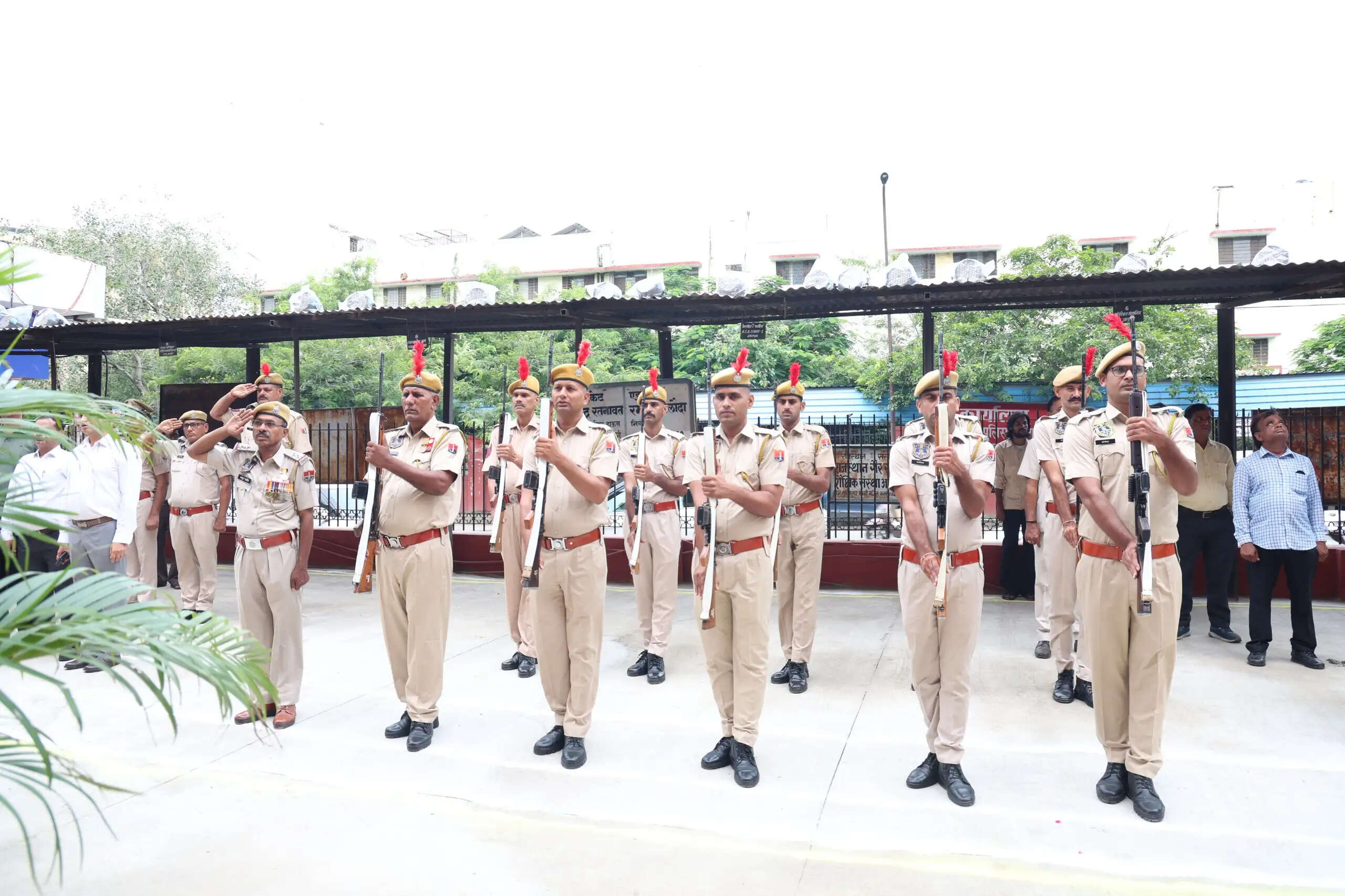 जयपुर में स्वतंत्रता दिवस समारोह: जिला कलक्टर ने किया ध्वजारोहण और 54 कार्मिकों को किया सम्मानित