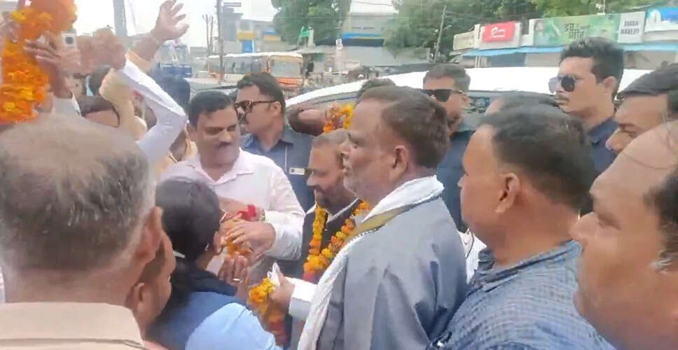 स्वामी प्रसाद मौर्य पर रायबरेली में हमला, समर्थकों ने आरोपी को पकड़ा