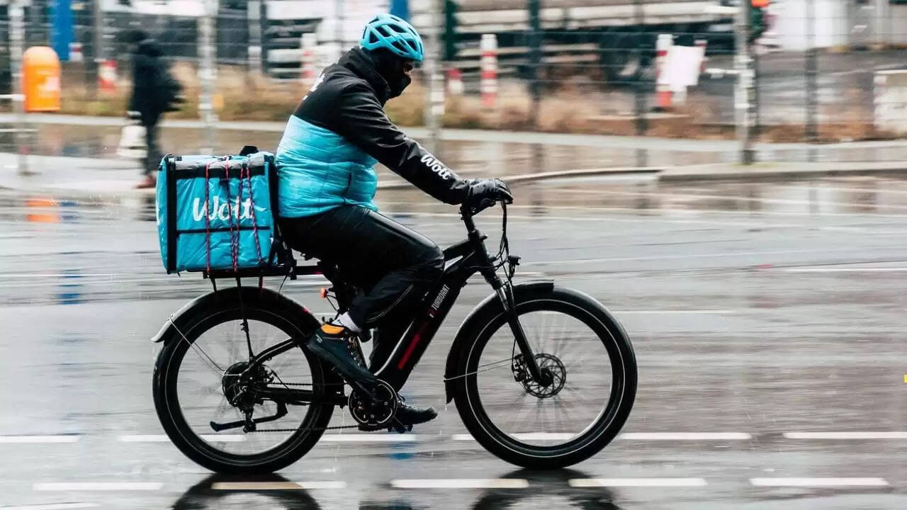 डिलीवरी बॉय की मेहनत: 5 साल में 1.43 करोड़ रुपये की बचत और कर्ज चुकाया