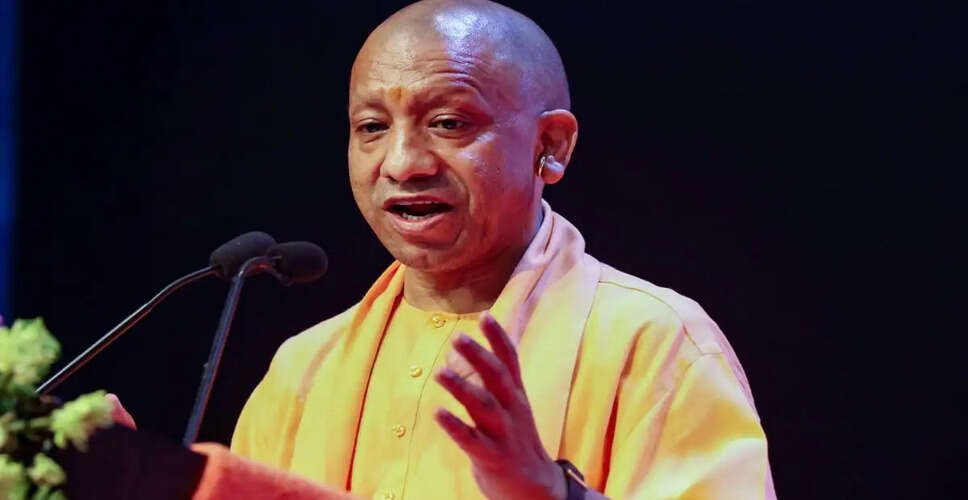 योगी आदित्यनाथ ने किसानों का सम्मान किया, नोएडा एयरपोर्ट की पहली उड़ान का जश्न