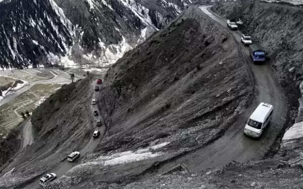 भारत की 5 सबसे खतरनाक सड़कें: जानिए किन रास्तों पर चलना है जोखिम भरा