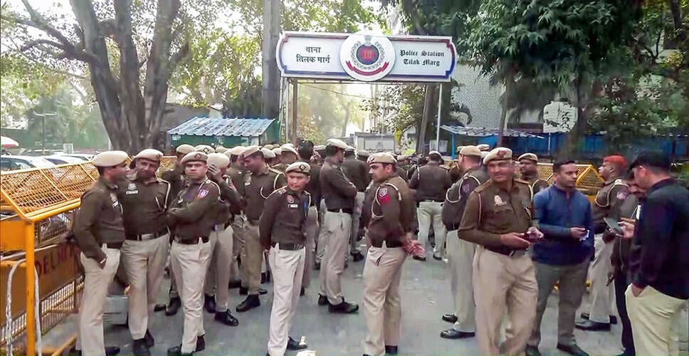 दिल्ली में इंडिया एआई इम्पैक्ट समिट के दौरान 'शर्टलेस' विरोध प्रदर्शन में आठ गिरफ्तार