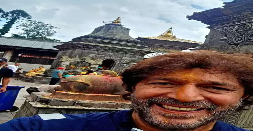 श्रावण मास में पशुपतिनाथ मंदिर पहुंचे चंकी पांडे, भगवान शिव का लिया आशीर्वाद