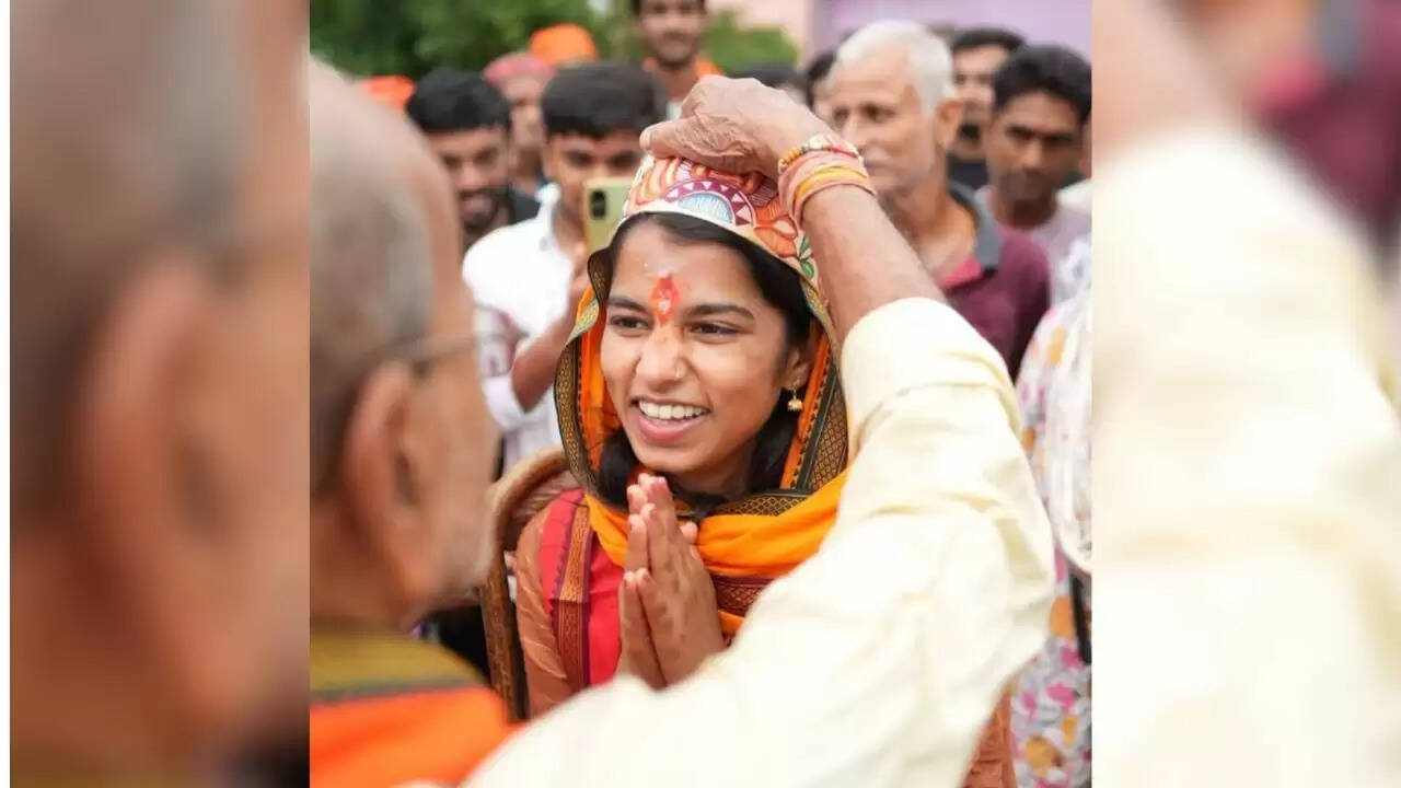 बिहार चुनाव में मैथिली ठाकुर की जीत, अन्य सितारे रहे असफल