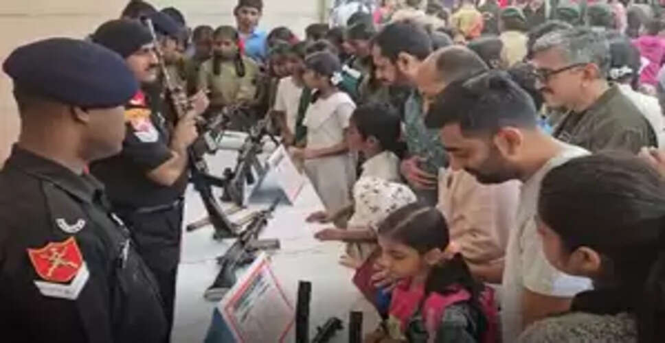 77वें आर्मी डे पर आयोजित प्रदर्शनी में युवाओं में दिखा उत्साह, सैन्य हथियारों की जानकारी ली