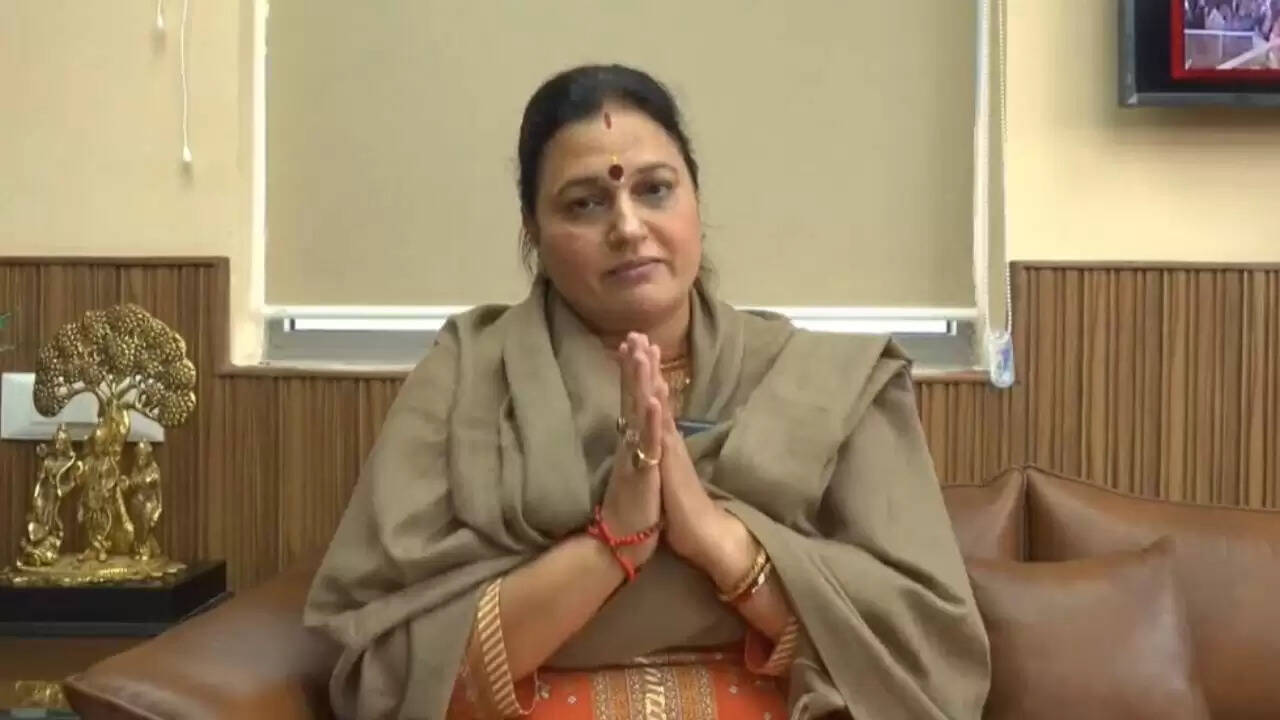 दिल्ली बीजेपी पार्षद रेणु चौधरी ने फुटबॉल कोच को धमकी देने पर मांगी माफी