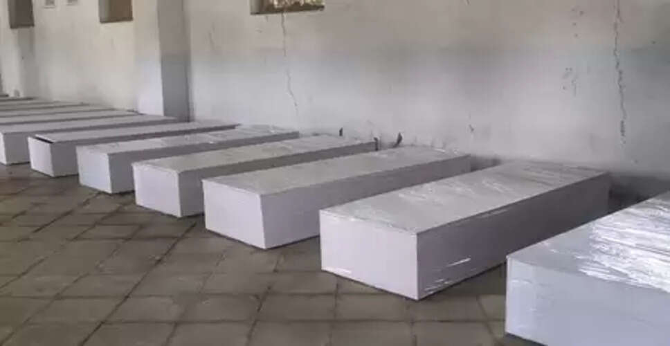 अहमदाबाद हादसा : मृतकों के पार्थिव शरीर ले जाने के लिए कॉफिन बना रहे नेल्विन, बोले - 'यह हादसा दुखदायी'