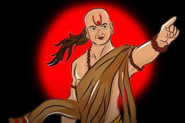 चाणक्य नीति: पुरुषों को किन 4 प्रकार की महिलाओं से रहना चाहिए दूर?