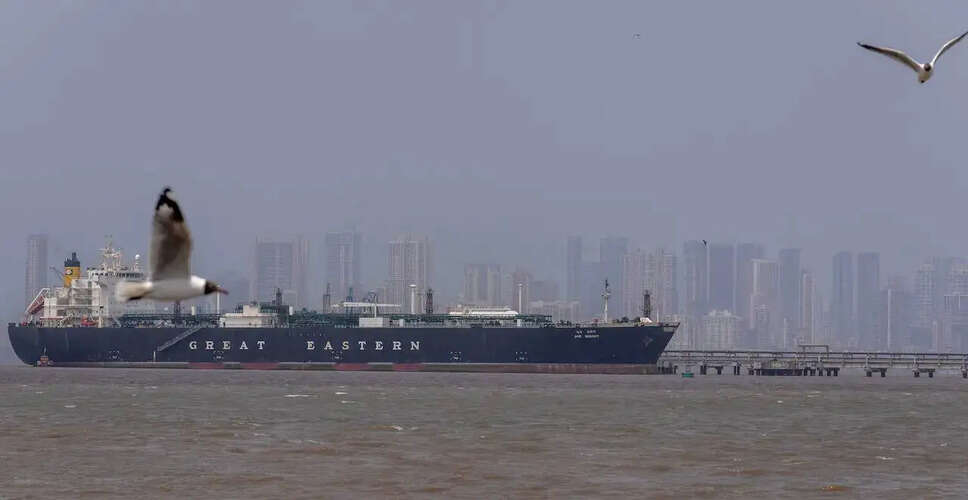 ईरान-अमेरिका संघर्ष: सोशल मीडिया पर तीखी बयानबाजी और समुद्री नाकाबंदी