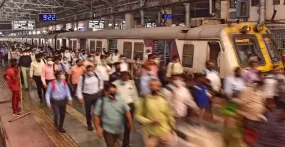 मुंब्रा रेलवे स्टेशन के पास लोकल ट्रेन से गिरे लोग, कई घायल, सीएम फडणवीस ने जताया दुख