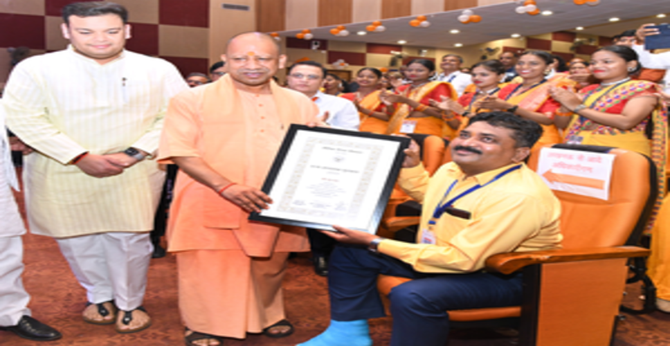 गुरुजन के प्रति सीएम योगी को विरासत में मिली श्रद्धा का दिखा अविस्मरणीय नजारा