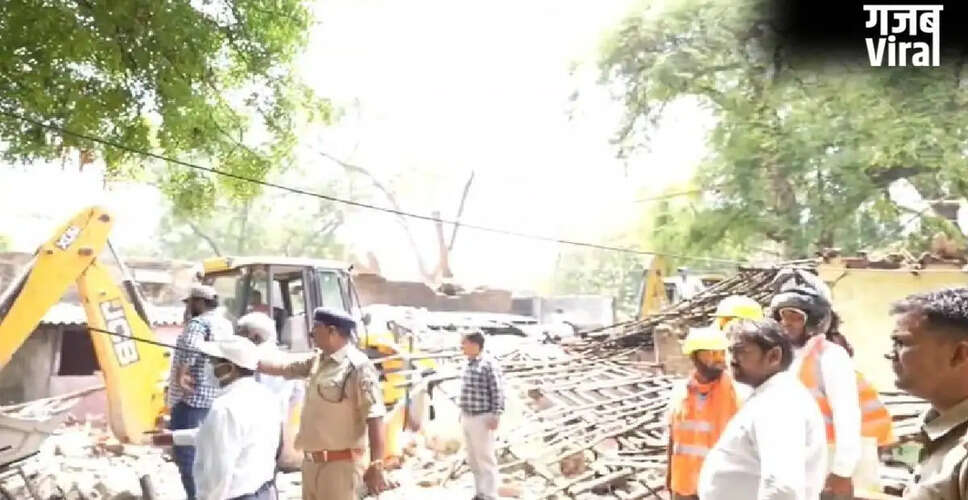 प्रयागराज में रेलवे भूमि पर अतिक्रमण के खिलाफ बड़ी कार्रवाई