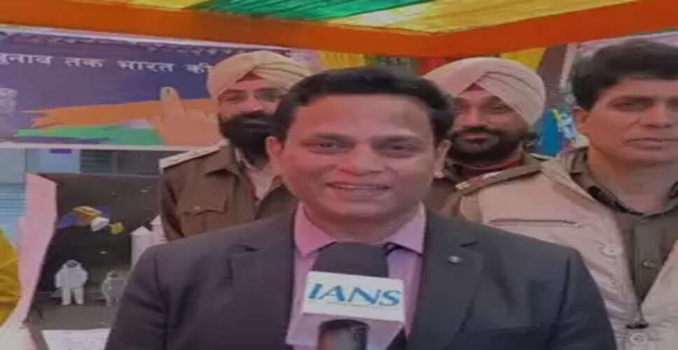 दिल्ली : वोटिंग बढ़ाने के लिए पटेल नगर में 'चंद्रयान से चुनाव तक' थीम पर बनाया मतदान केंद्र